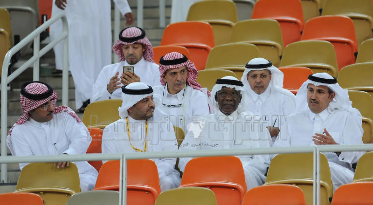 أحمد عيد محاطا ببعض مسؤولي اتحاد الكرة السعودي