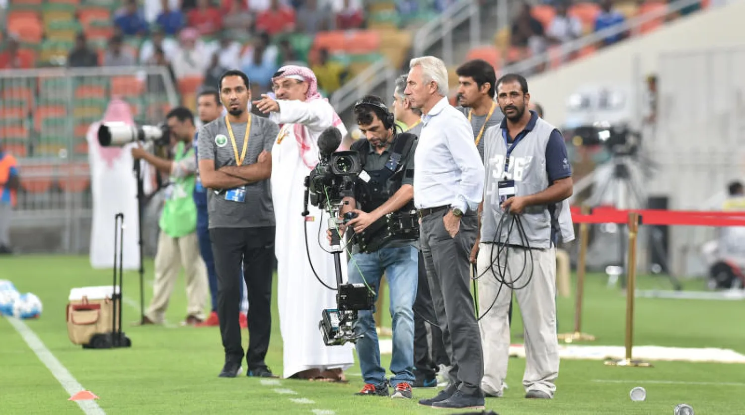 مارفيك خلال متابعته لمباراة المنتخبين السعودي والاماراتي