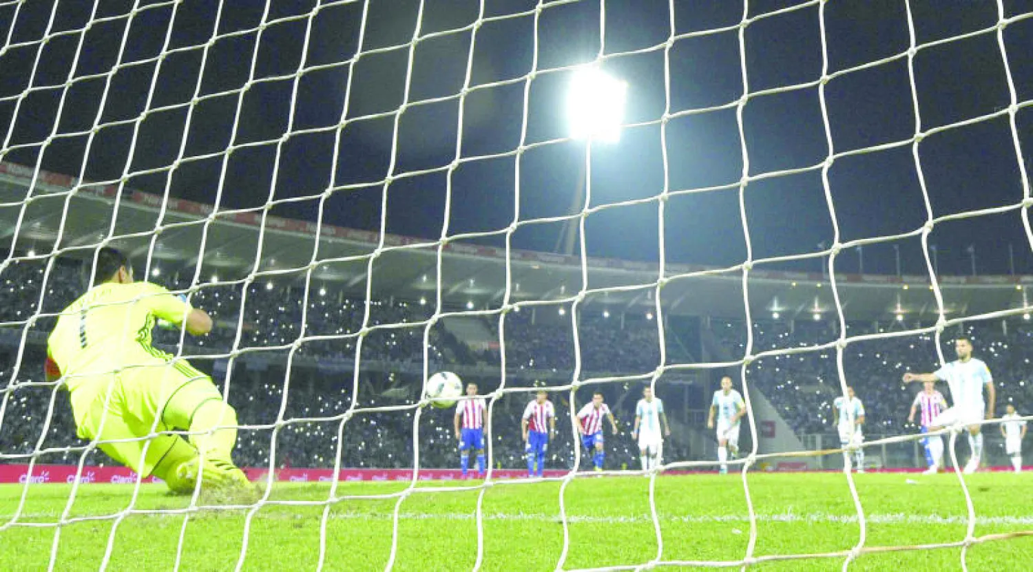 فيلار حارس باراغواي يتصدى لركلة الجزاء من أغويرو ليحرم الأرجنتين من التعادل (أ.ف.ب)