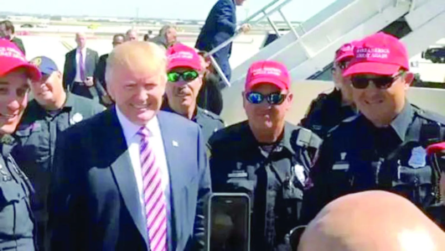 أفراد من شرطة ولاية تكساس المؤيدون للمرشح الرئاسي عن الحزب الجمهوري