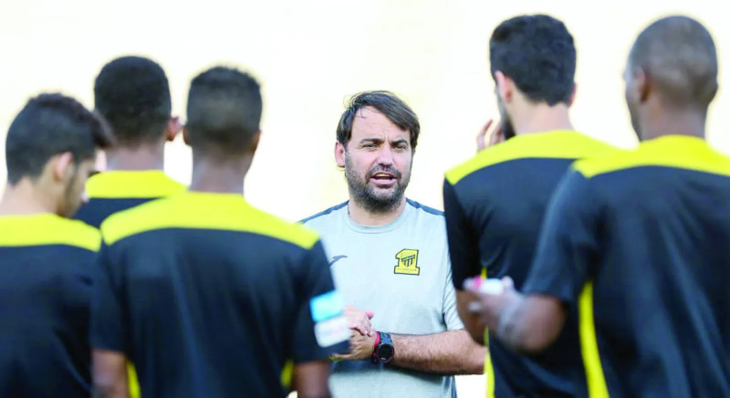 سييرا مدرب الاتحاد خلال تدريبات الفريق (المركز الإعلامي بنادي الاتحاد)