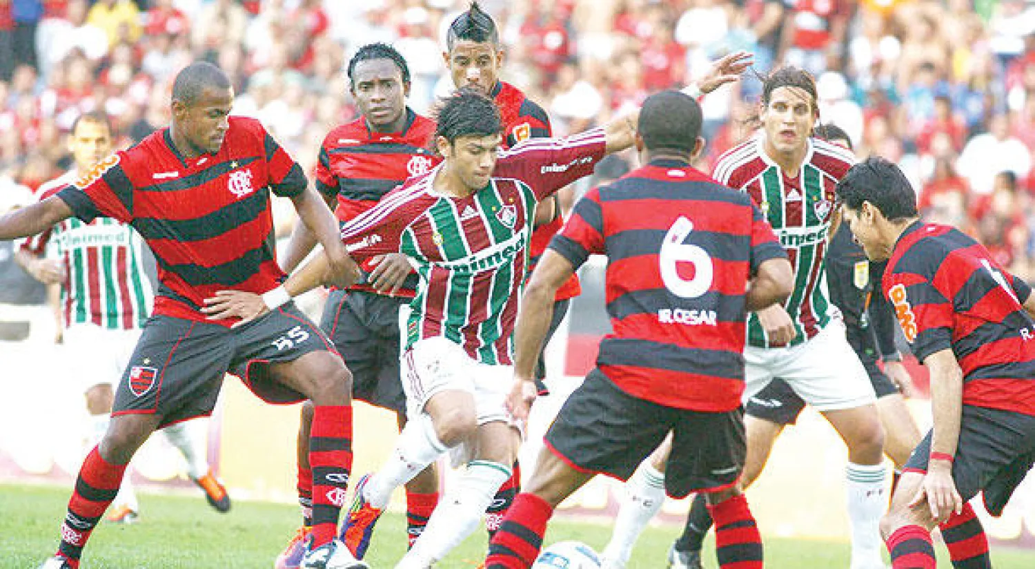 لقطة من مواجهة سابقة بين القطبين فلامنغو وفلوميننزي («الشرق الأوسط»)