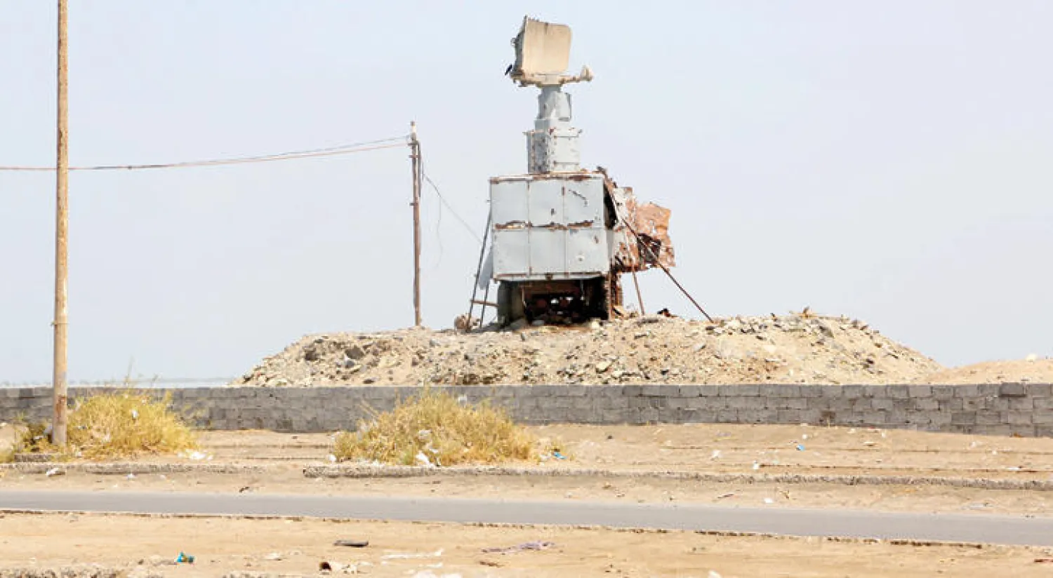 جهاز الرادار الذي تحطم إثر الضربة الأميركية على 3 مواقع من ضمنها الحديدة أمس (أ.ف.ب)