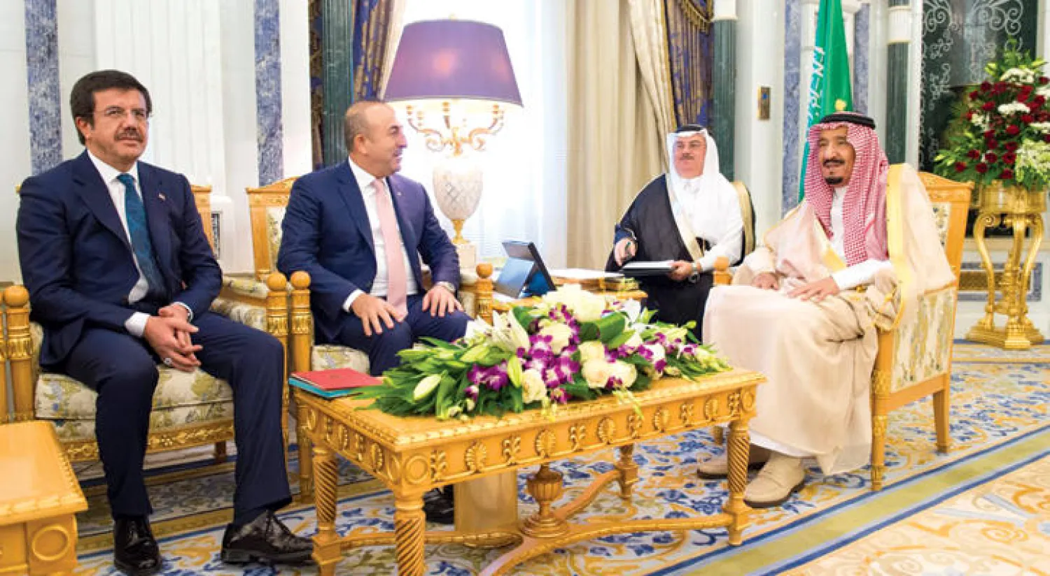 خادم الحرمين الشريفين خلال لقائه الوزير جاويش أوغلو ووزير الاقتصاد التركي في الرياض أمس (واس)