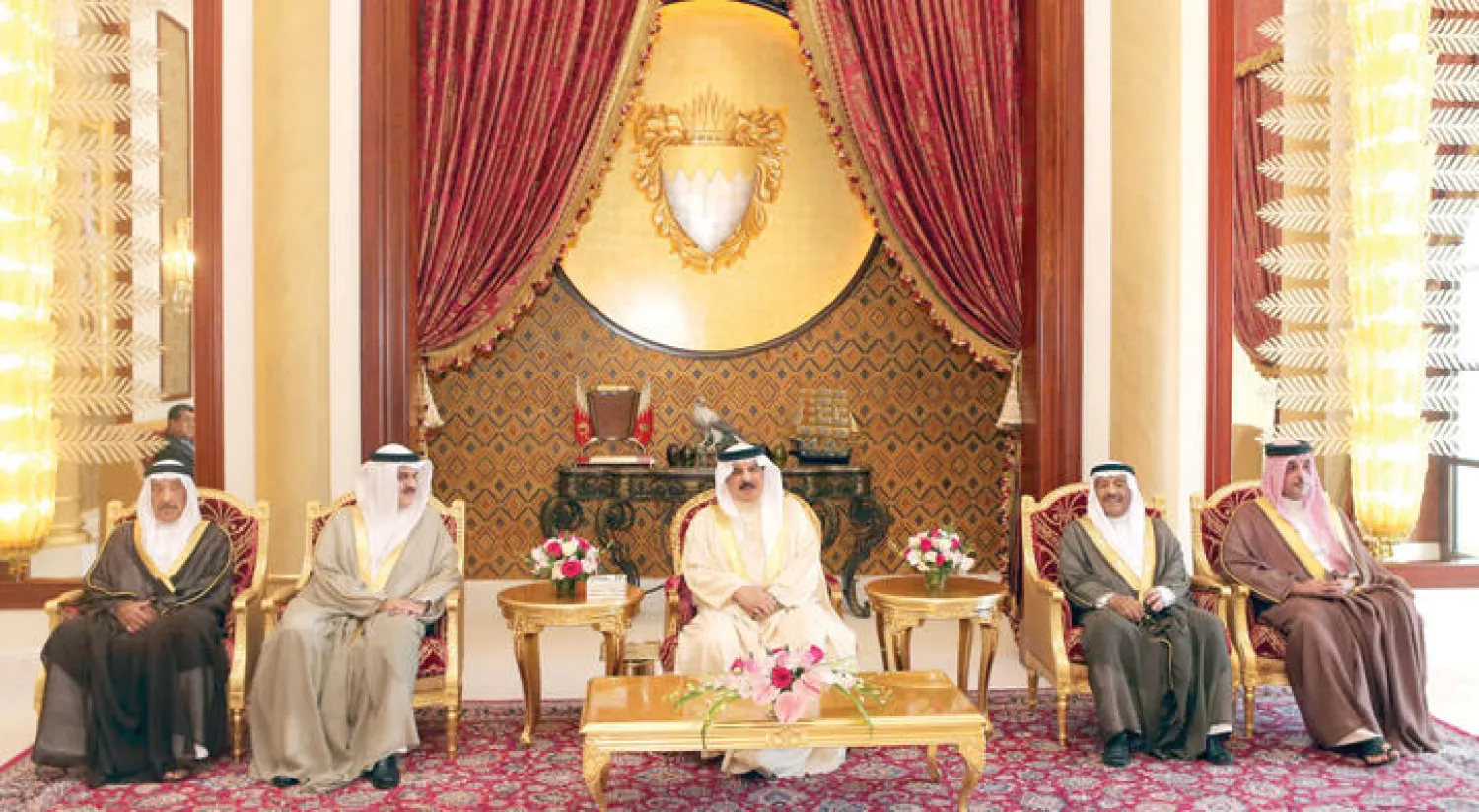 العاهل البحريني لدى استقباله رئيس مجلس النواب ورئيس مجلس الشورى وعددا من أعضاء المجلسين الذين رفعوا التقرير السنوي (بنا)