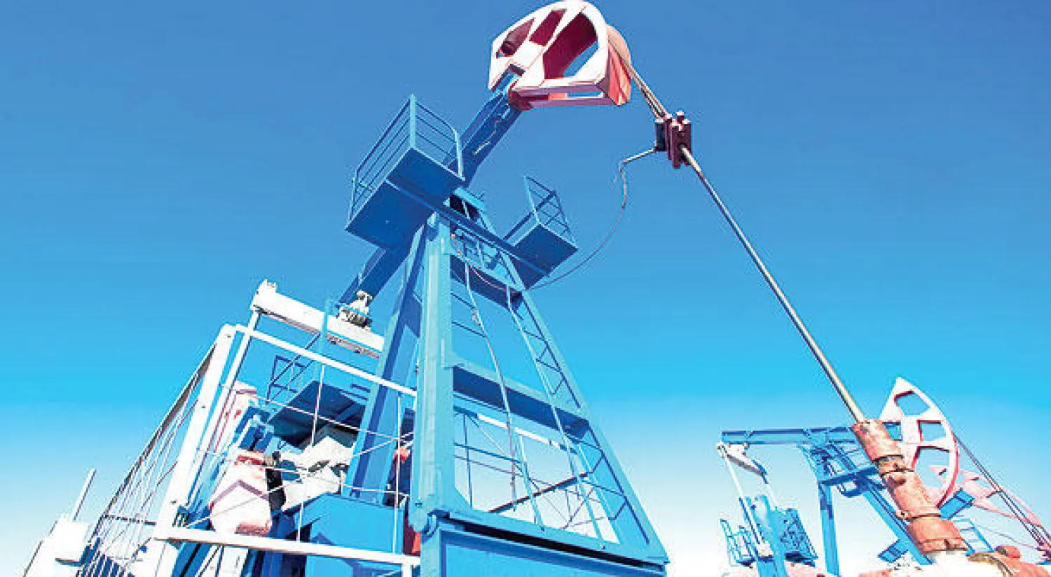 إحدى مضخات النفط ({الشرق الأوسط})