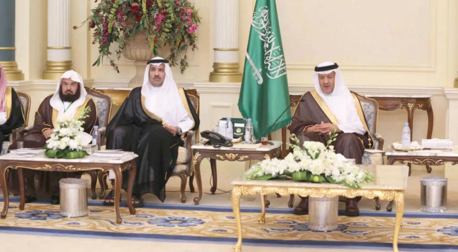 الأمير سلطان بن سلمان في افتتاح الورشة وبجواره الأمير فيصل والشيخ السديس