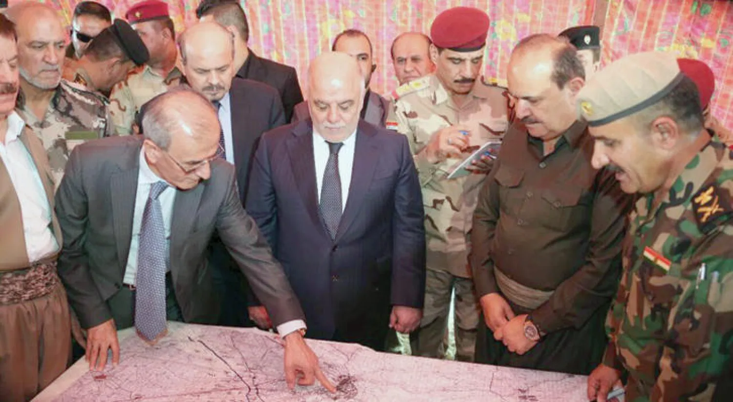 صورة من موقع رئاسة الوزراء العراقية لرئيس الوزراء حيدر العبادي وهو يستمع إلى شرح خلال تفقده القطعات العسكرية في كركوك أمس