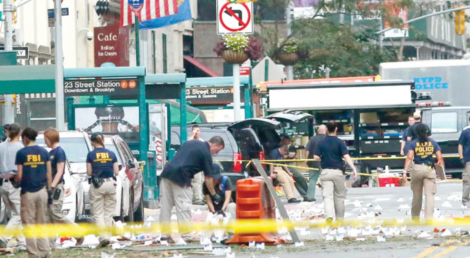 خبراء المعمل الجنائي يبحثون عن أدلة بشارع في نيويورك تعرض لعمل إرهابي في سبتمبر الماضي (أ.ف.ب)