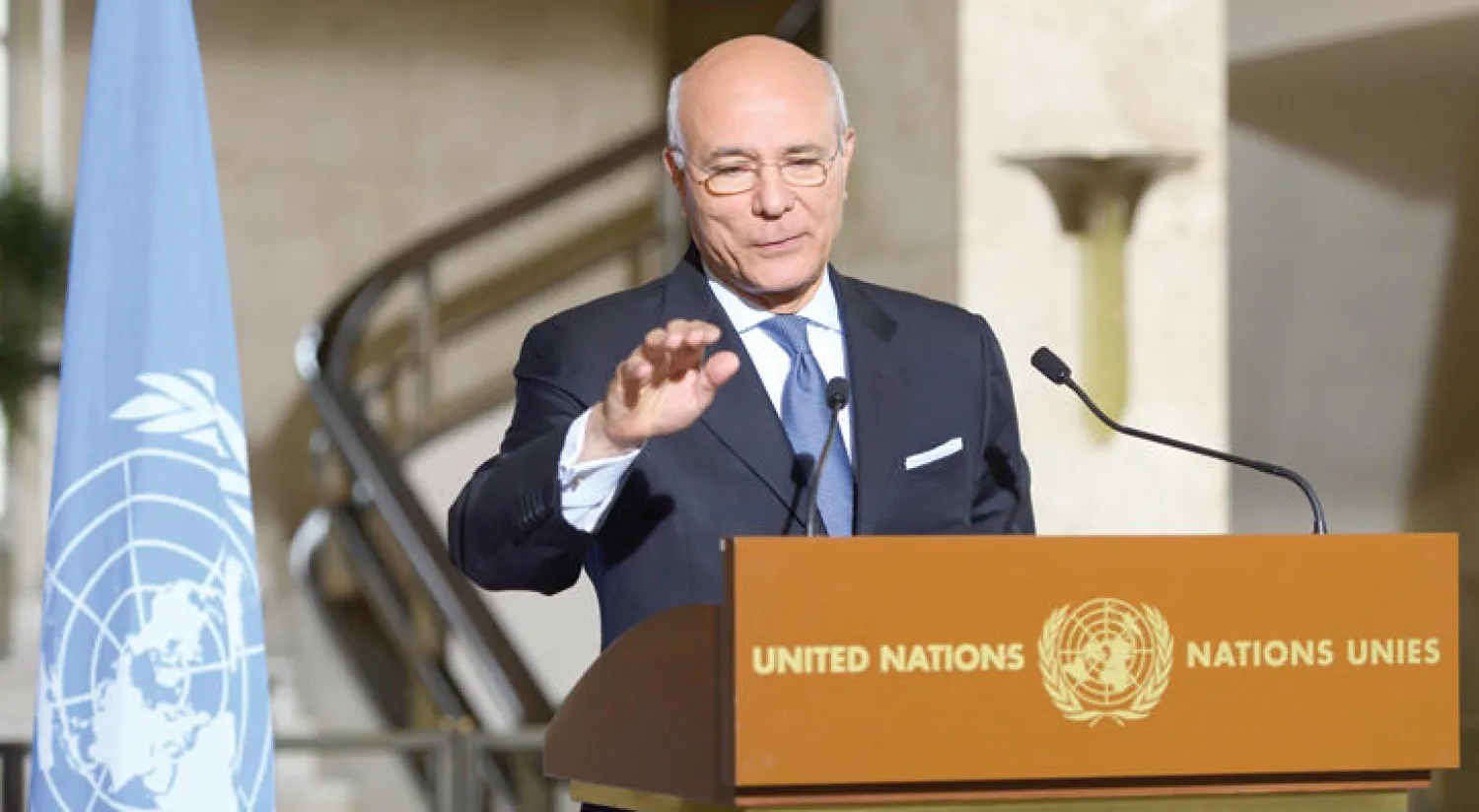 رمزي عز الدين نائب المبعوث الأممي إلى سوريا ديمستورا في مؤتمر صحافي في جنيف (إ.ب.أ)