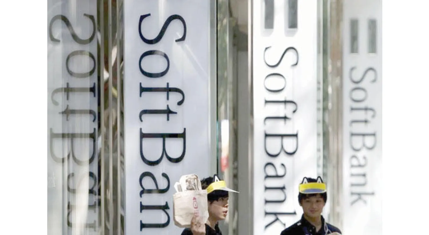 لافتات لمجموعة سوفت بنك بالعاصمة اليابانية طوكيو (رويترز)