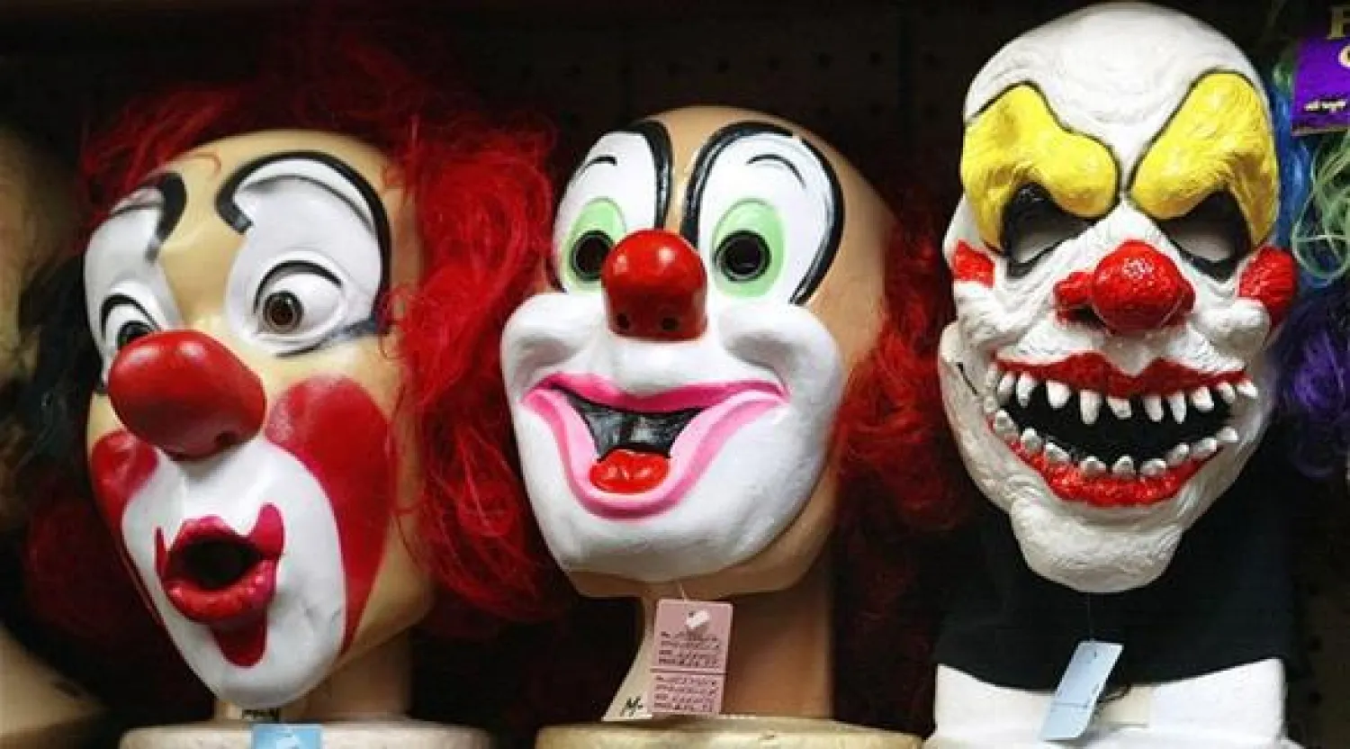 السويد: شخص يرتدي قناع مهرج يطعن مراهقًا