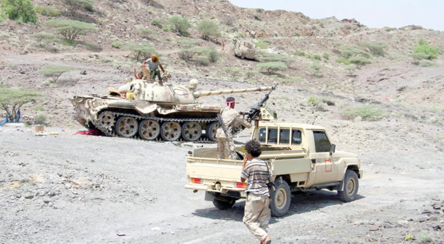 مقاتلو الجيش اليمني في إحدى جبهات تعز (أ.ف.ب)