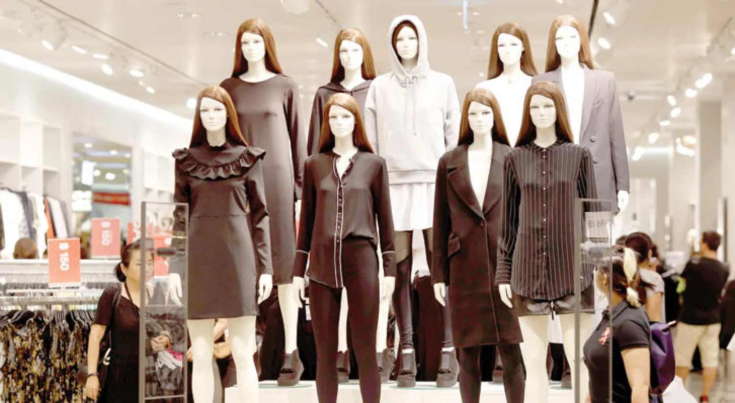 ارتدت كل دمى العرض في إحدى أسواق بانكوك الملابس السوداء وذلك اتباعًا لحالة الحداد التي تعيشها البلاد بعد وفاة الملك (رويترز)