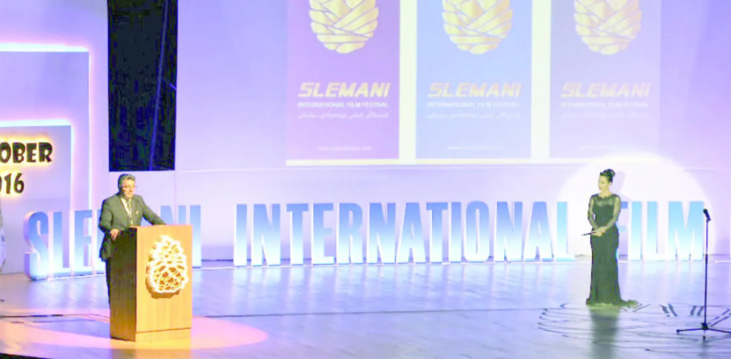 رئيس جامعة السليمانية أثناء إلقائه كلمة بمناسبة تنظيم المهرجان السينمائي الدولي الأول في مدينة السليمانية في إقليم كردستان. (الشرق الأوسط)