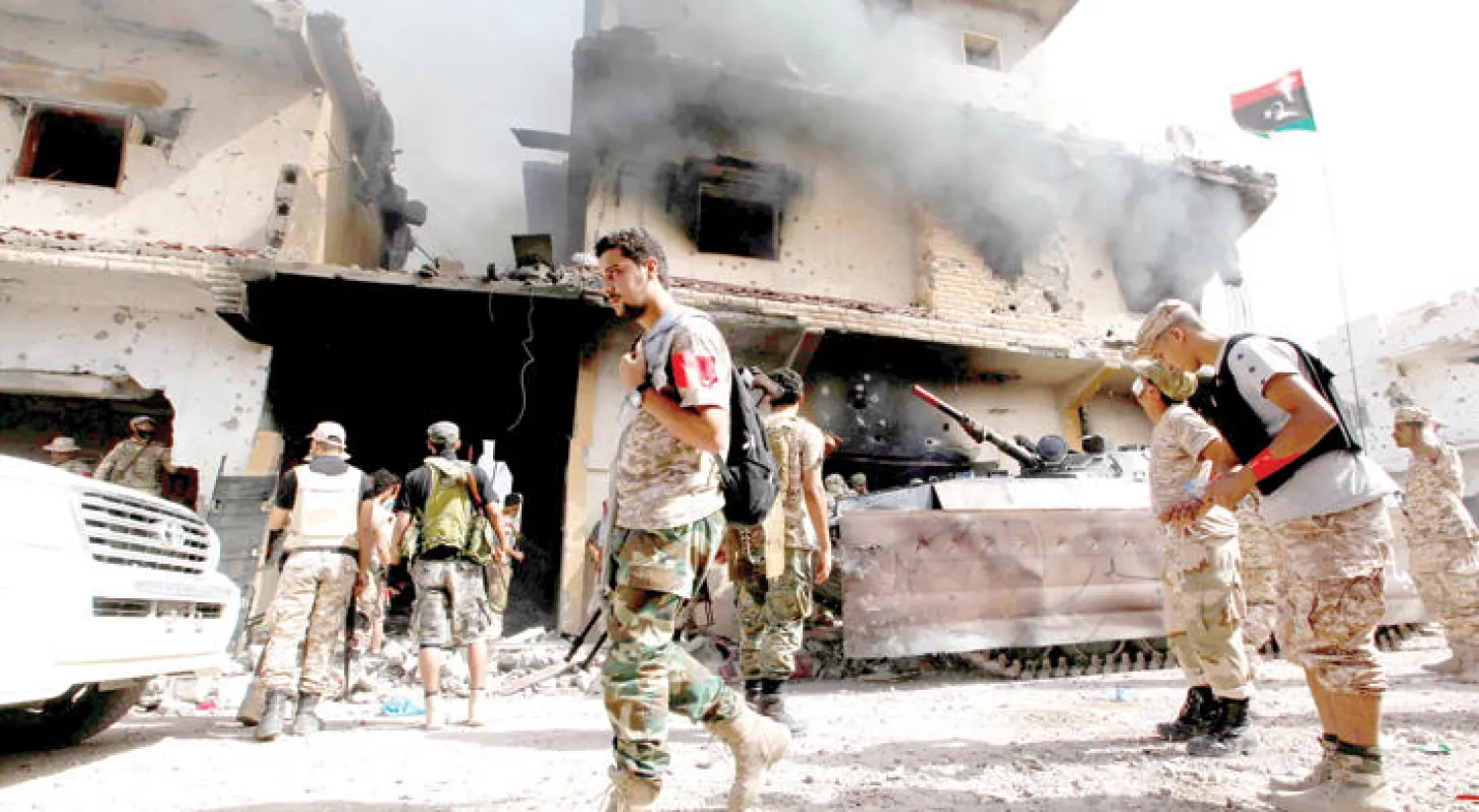 جنود موالون للقوات الموالية للحكومة خلال مواجهات مع أتباع «داعش» في مدينة سرت (رويترز)