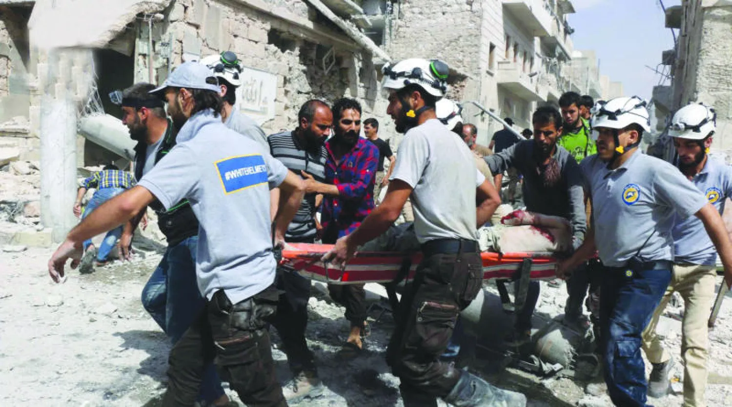 صورة نشرها الدفاع المدني السوري لبعض عناصره ينقذون ضحايا قصف الطيران الروسي والنظامي على حي السكري شرق حلب في 21 سبتمبر الماضي (رويترز)