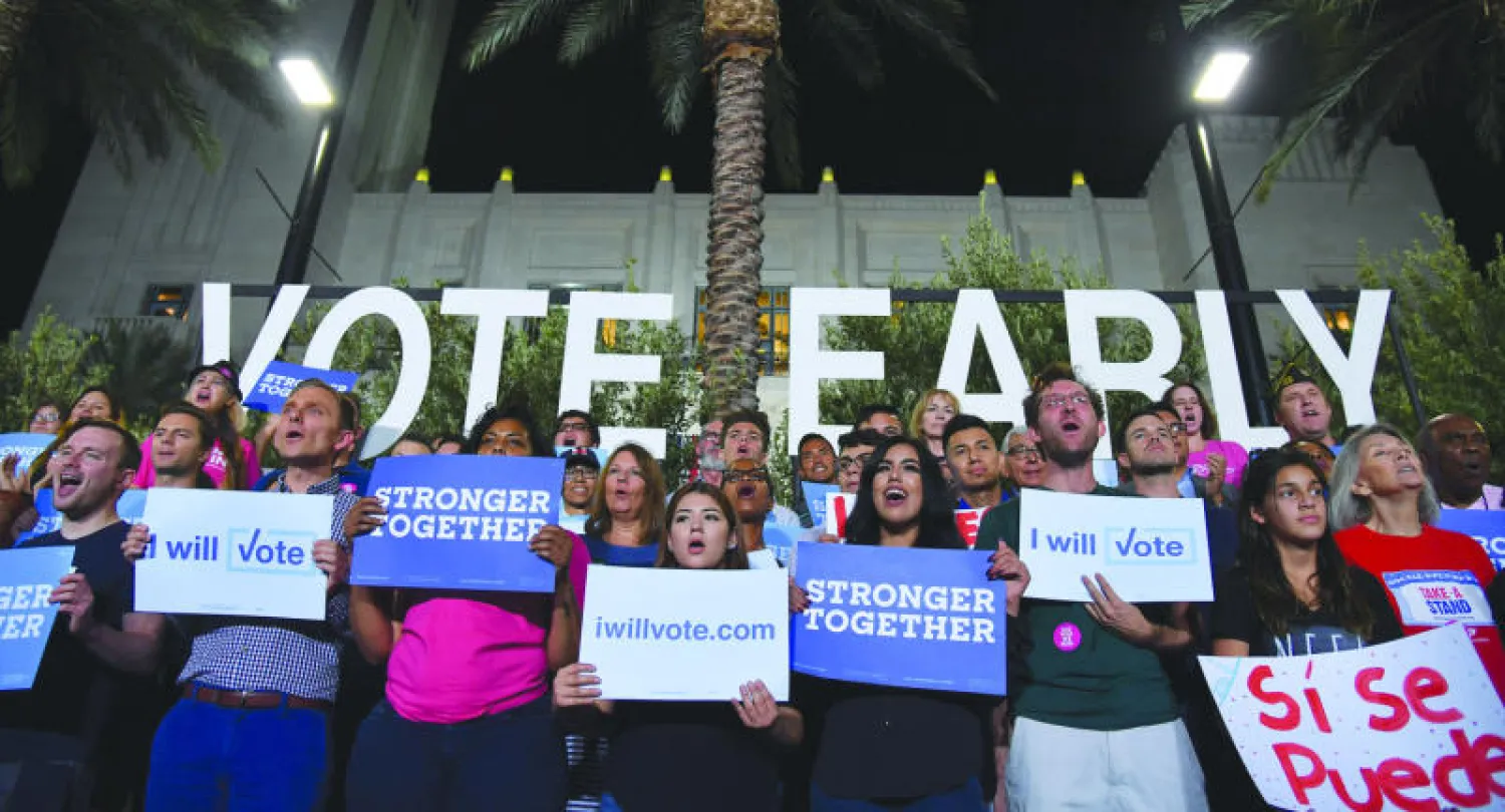 أنصار هيلاري كلينتون يستقبلونها في لاس فيغاس أول من أمس (واشنطن بوست)