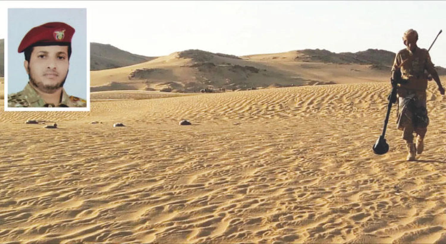 أحد رجال الجيش الوطني يمشط مناطق الحوثيين بحثًا عن الألغام.. وفي الإطار العقيد مهران قباطي («الشرق الأوسط»)