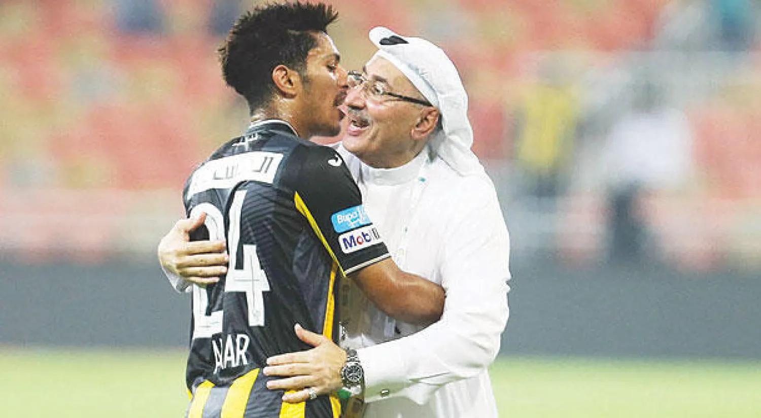 باعشن يحيي لاعبيه بعد الفوز الأخير على التعاون (تصوير: محمد المانع)