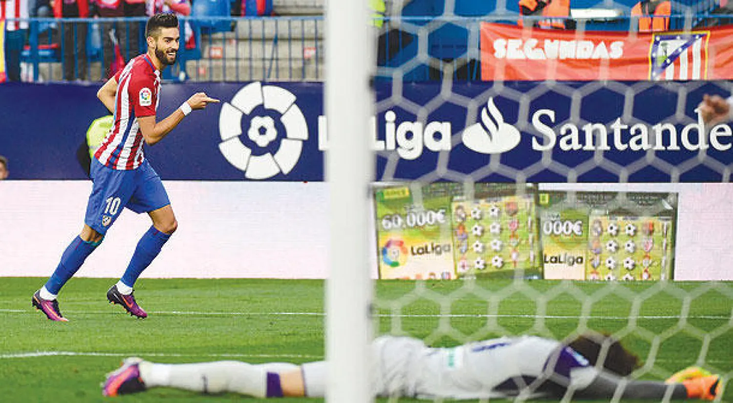 كاراسكو مهاجم أتلتيكو سجل ثلاثية من سباعية فريقه في مرمى غرناطة (أ.ف.ب)