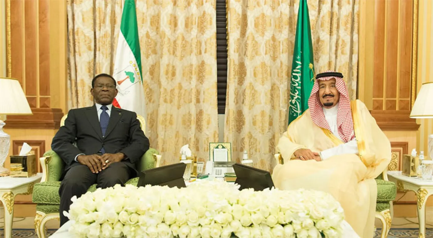 خادم الحرمين الشريفين يبحث مع رئيس غينيا الاستوائية تطورات الأحداث الإقليمية والدولية