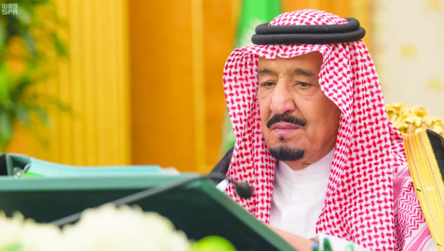 خادم الحرمين الشريفين الملك سلمان بن عبد العزيز لدى ترؤسه جلسة مجلس الوزراء التي عقدت في قصر اليمامة بمدينة الرياض أمس (واس)