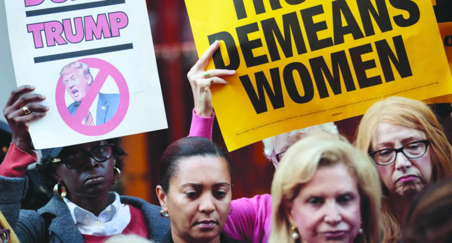 ناشطون يتظاهرون خارج «برج ترامب» للتنديد بتصريحاته المسيئة للنساء في نيويورك أمس (أ.ف.ب)