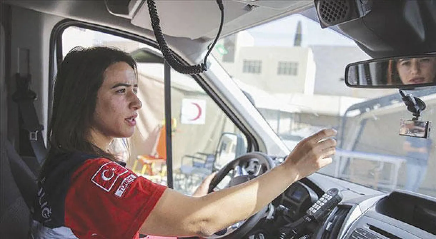 الممرضة التركية سيبال اوتزوك تقضي يومها في شوارع جرابلس لإسعاف الجرحى السوريين