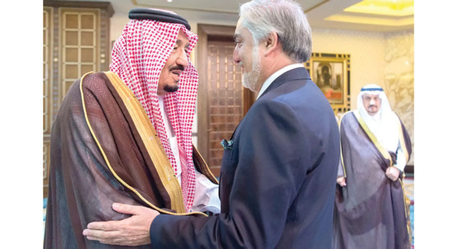 خادم الحرمين الشريفين الملك سلمان بن عبد العزيز لدى استقباله الرئيس التنفيذي  لأفغانستان في الرياض أمس (واس)