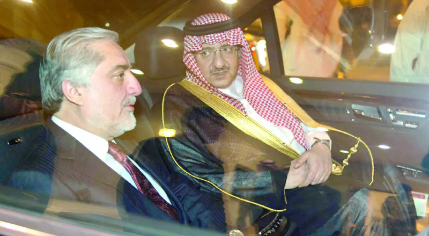 الأمير محمد بن نايف ولي العهد السعودي والرئيس التنفيذي لأفغانستان داخل سيارة في حديث مشترك (واس)