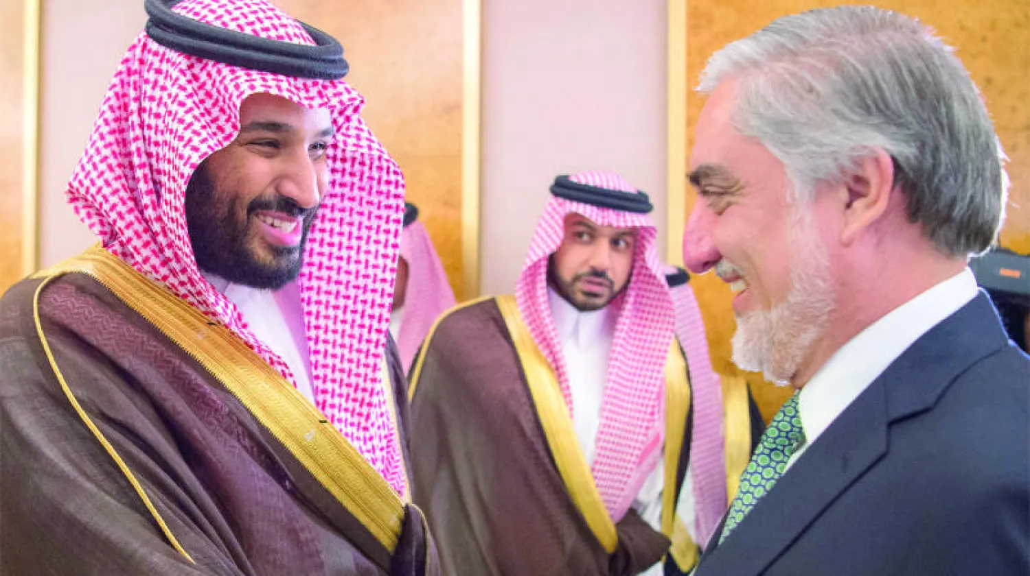 ولي ولي العهد السعودي الامير محمد بن سلمان لدى استقباله الرئيس التنفيذي  لأفغانستان في الرياض أمس (واس)