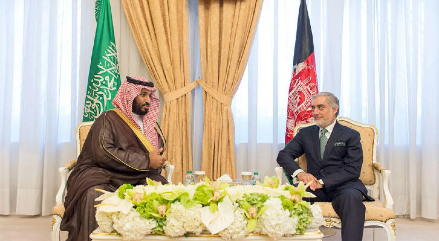 ولي ولي العهد السعودي يلتقي الرئيس التنفيذي لأفغانستان