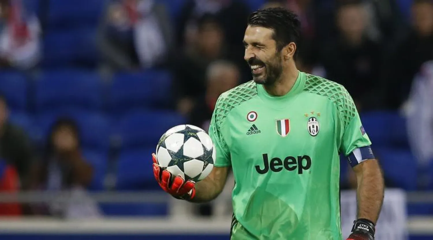 بوفون خلال مباراة ليون أمس