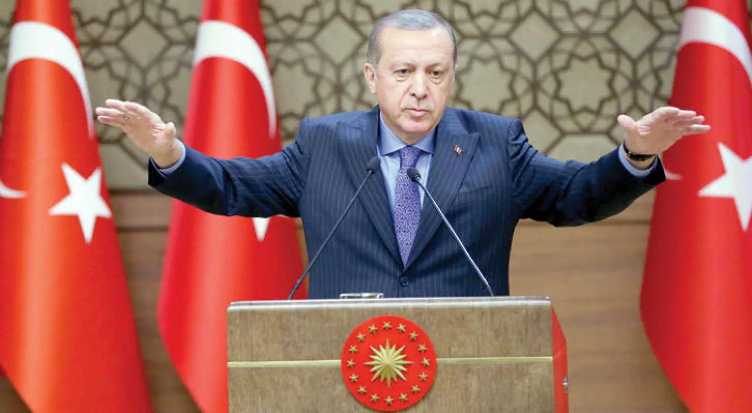 الرئيس التركي إردوغان خلال اجتماعه بالمخاتير في القصر الرئاسي بأنقرة أمس (رويترز)