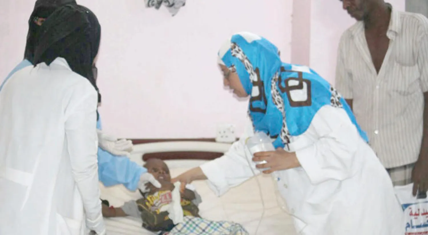 كادر طبي يتابع إحدى حالات مرضى «الكوليرا» في مستشفى الصداقة المخصص للأطفال بعدن («الشرق الأوسط»)