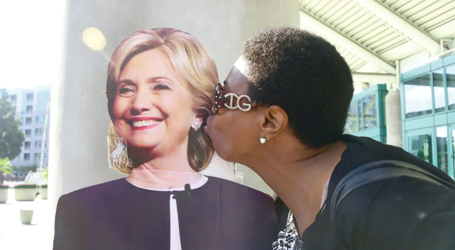 إحدى داعمات المرشحة الديمقراطية هيلاري كلينتون والمتطوعات لحملتها بلوس أنجليس أول من أمس (أ.ف.ب)