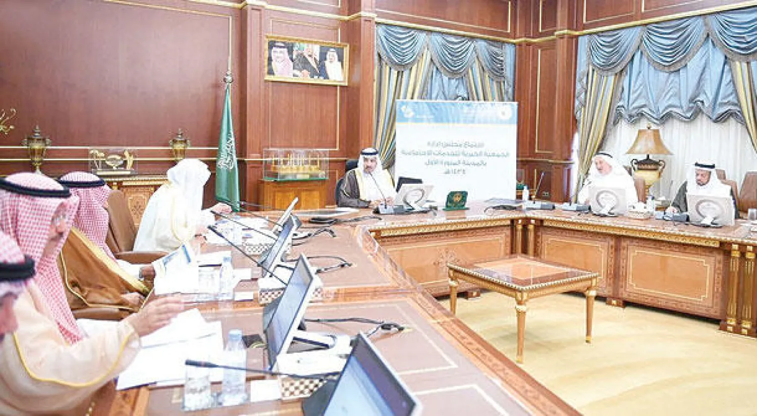 الأمير فيصل بن سلمان ترأس اجتماع مجلس إدارة الجمعية الأول لهذا العام أمس ({الشرق الأوسط})