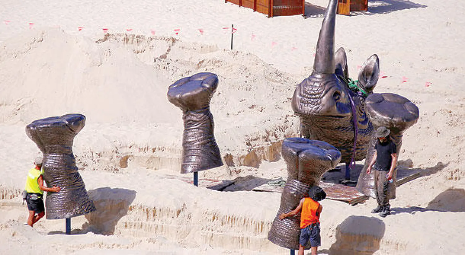 عمال يشيدون إحدى المنحوتات على شاطى تاماراما قرب مدينة سيدني الاسترالية أمس (رويترز)