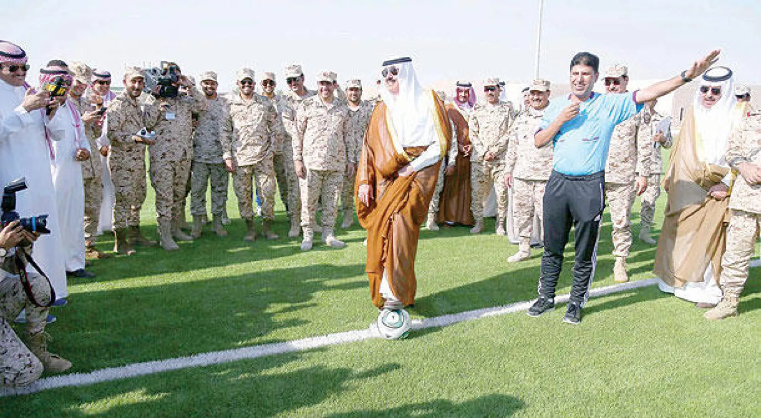 الأمير متعب بن عبد الله يتأهب لركلة تدشين الملعب الجديد في المدينة الرياضية الجديدة (تصوير: بشير صالح)