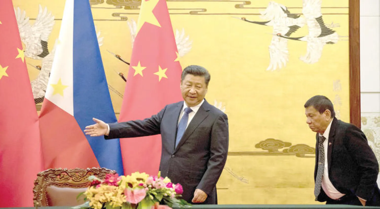الرئيس الصيني شي جين بينغ يرحب بنظيره الفلبيني رودريغو دوتيرتي حليفًا جديدًا بعد تخليه عن حليفته التقليدية واشنطن (أ.ف.ب)