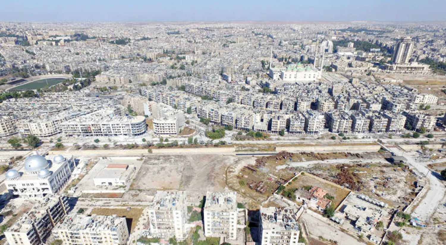 صورة عامة لحلب التقطت بطائرة بدون طيار أمس تظهر الخط الفاصل بين منطقة سيطرة النظام غرب حلب ومنطقة سيطرة المعارضة في شرقها (رويترز)