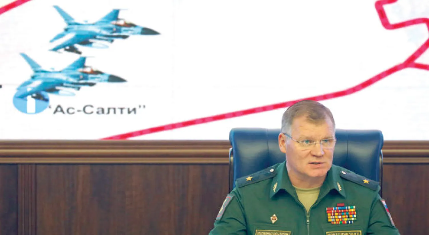 ممثل وزارة الدفاع الروسية إيجور كوناشنكوف في موسكو أمس يتحدث عن قصف بلجيكي في سوريا (إ.ب.أ)