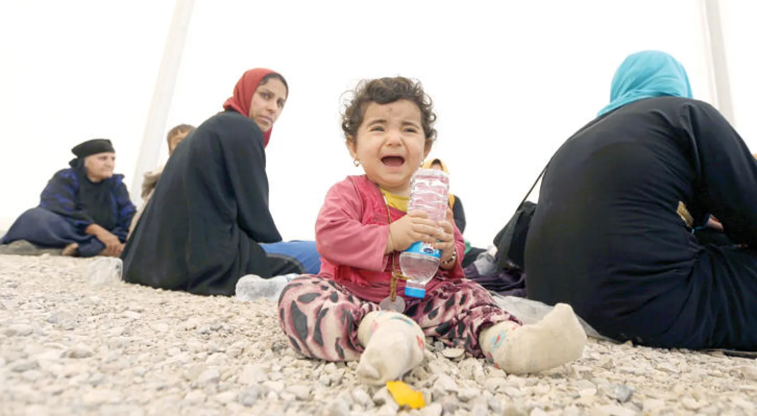 نازحون من معارك الموصل في مخيم شمال المدينة أمس (رويترز)