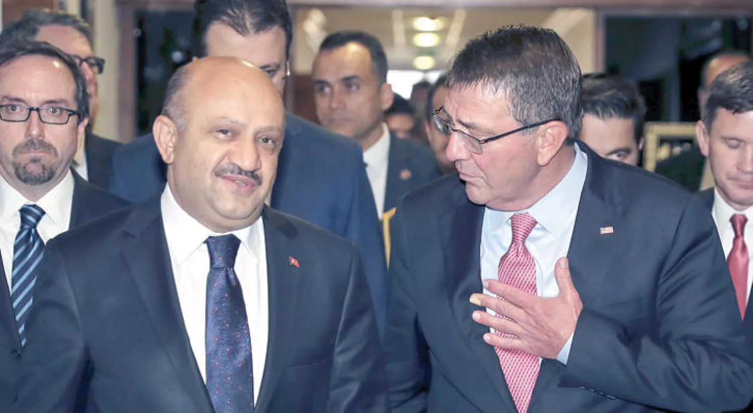وزير الدفاع الأميركي آشتون كارتر ونظيره التركي فكري إيشيك في مستهل لقائهما بأنقرة أمس (أ.ب)