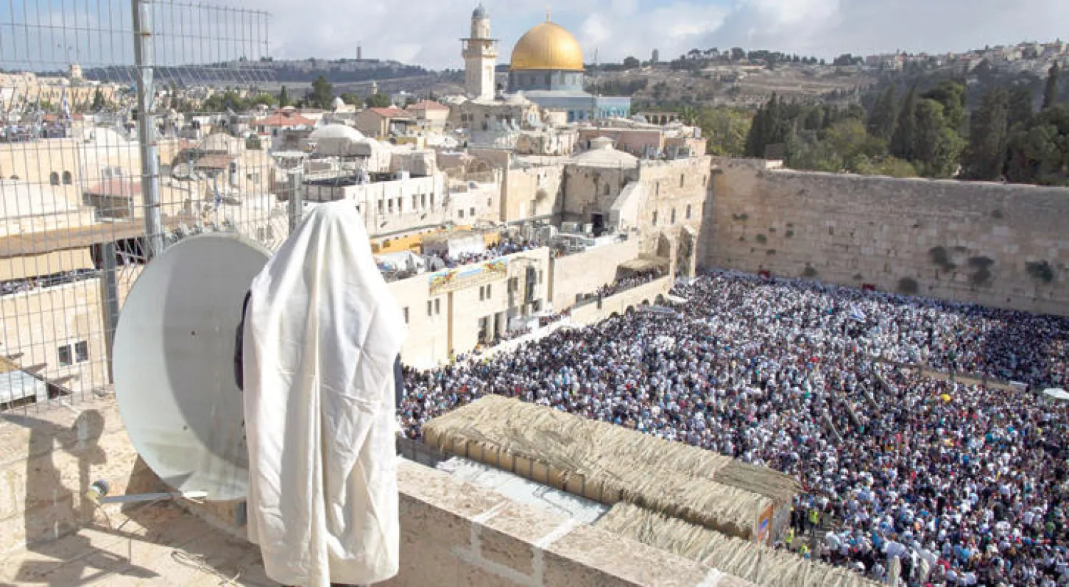 يهوديات يؤدين صلواتهن في ساحة أمام الحائط الغربي للمسجد الأقصى في القدس أول من أمس (إ.ب.أ)