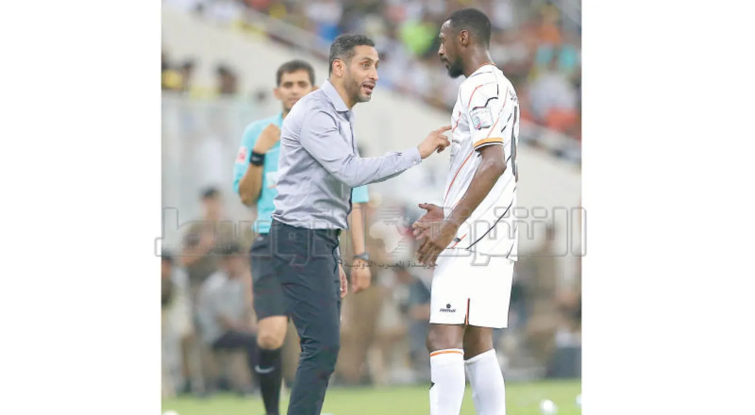 الجابر يوجه كريري في مباراتهم أمام الاتحاد أول من أمس (تصوير: عدنان مهدلي)