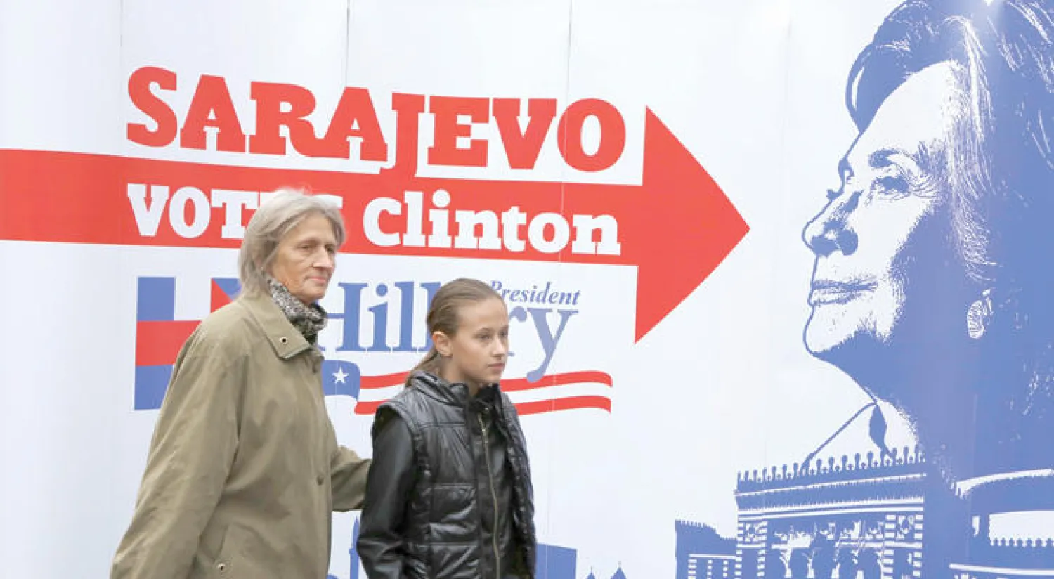 ملصق في عاصمة البوسنة سراييفو يظهر دعم اهل البوسنة لكلينتون ولزوجها لجهودهما في إيقاف الحرب في بلدهم في التسعينات من القرن الماضي (أ.ب)