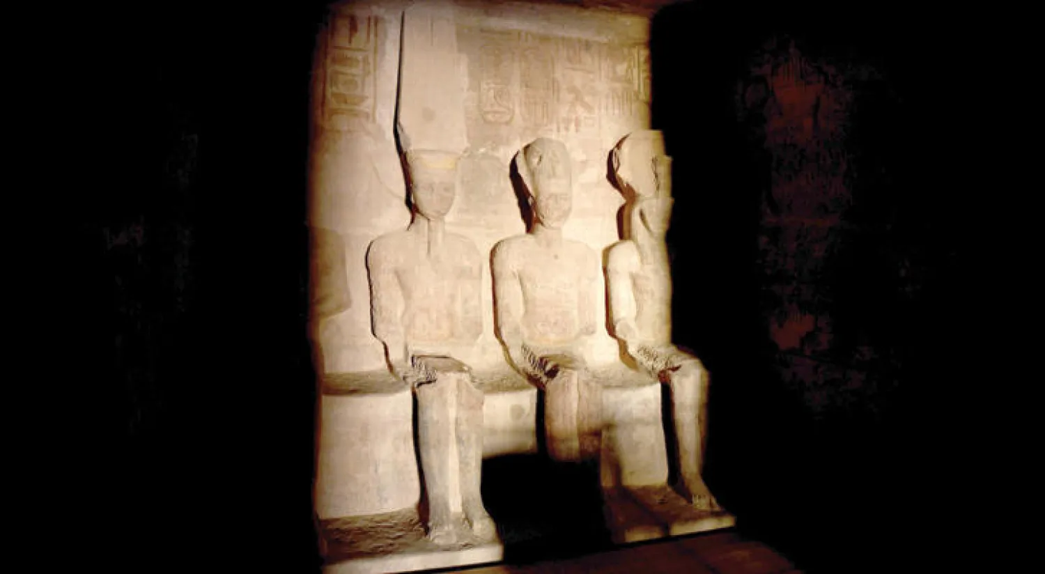 صورة لتمثال رمسيس الثاني تظهر شعاعا من الضوء وقد أضاءه من الداخل في أبو سمبل (أ.ف.ب)