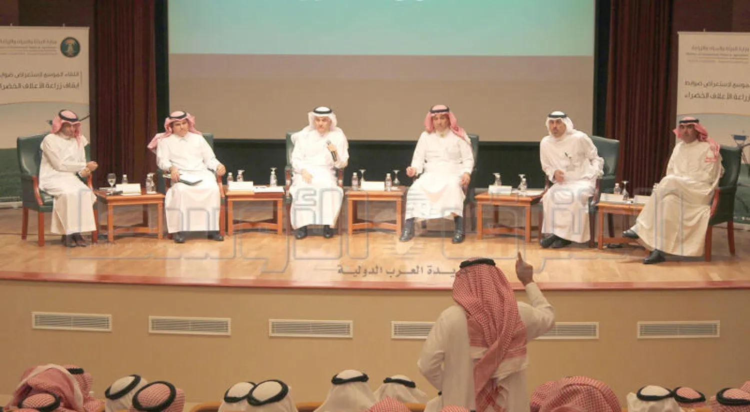 المهندس عبد الرحمن الفضلي وزير البيئة والمياه والزراعة السعودي خلال حديثه في اللقاء المفتوح يوم أمس (تصوير: إقبال حسين)